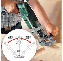 Mașină de găurit care găurește o scândură de lemn cu un șablon de găurire pentru unghiuri precise de găurire.