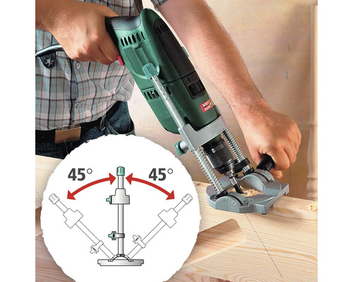 Mașină de găurit care găurește o scândură de lemn cu un șablon de găurire pentru unghiuri precise de găurire.