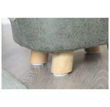 Prim-plan al unui taburet cu picioare din lemn și protecții pentru podea