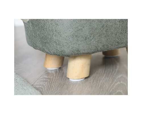 Prim-plan al unui taburet cu picioare din lemn și protecții pentru podea