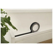 O rolă de bandă antiderapantă neagră pe o suprafață deschisă la culoare