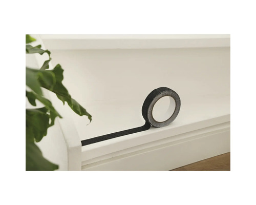 O rolă de bandă antiderapantă neagră pe o suprafață deschisă la culoare