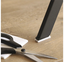 Picior de scaun cu alunecător din pâslă, alunecător din pâslă și foarfece pe podea de lemn