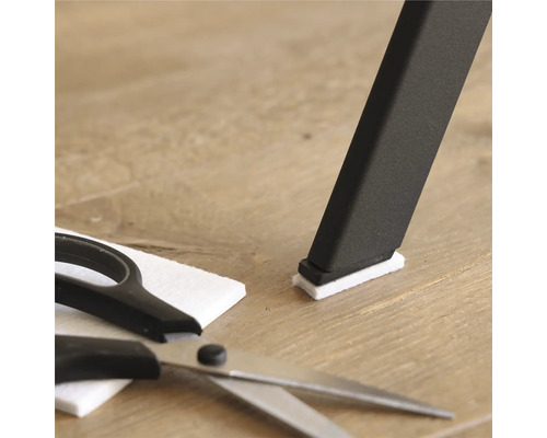 Picior de scaun cu alunecător din pâslă, alunecător din pâslă și foarfece pe podea de lemn