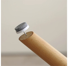 Glisor din pâslă cu cui pe un picior de lemn