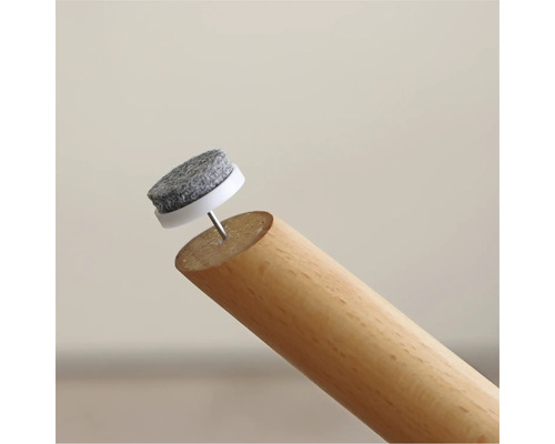 Glisor din pâslă cu cui pe un picior de lemn