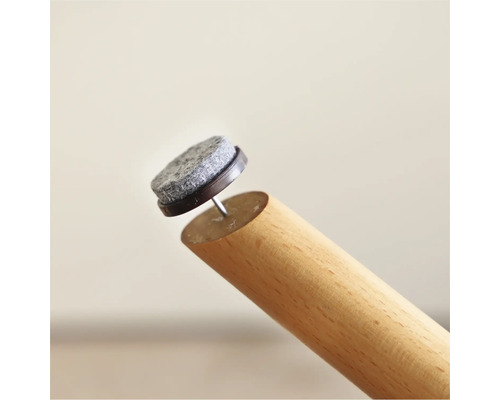 Protecție din pâslă cu cui pe un picior de mobilă din lemn