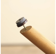 Protecție pâslă cu șurub fixată de un picior din lemn