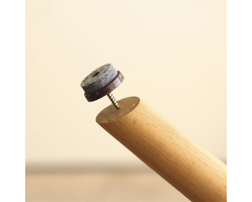 Protecție pâslă cu șurub fixată de un picior din lemn