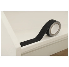 Rola de bandă antiderapantă pe o treaptă de scară