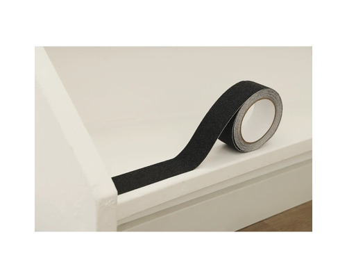 Rola de bandă antiderapantă pe o treaptă de scară