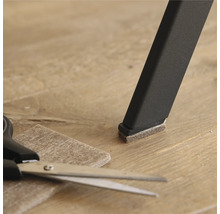 Picior de scaun cu alunecător din pâslă, alunecător din pâslă și foarfece pe podea