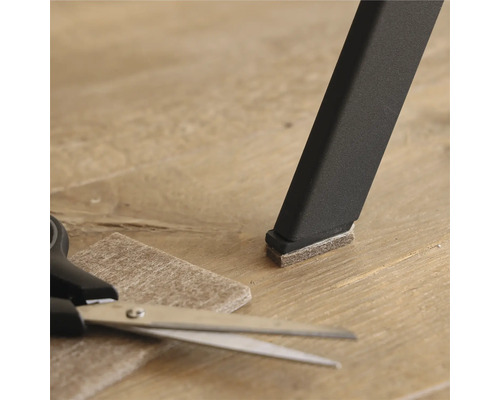 Picior de scaun cu alunecător din pâslă, alunecător din pâslă și foarfece pe podea