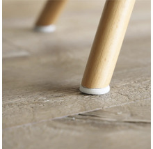 Picior de scaun cu alunecător din pâslă pe podea de lemn