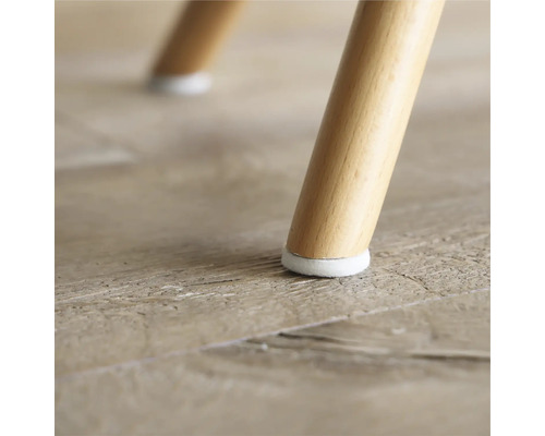 Picior de scaun cu alunecător din pâslă pe podea de lemn