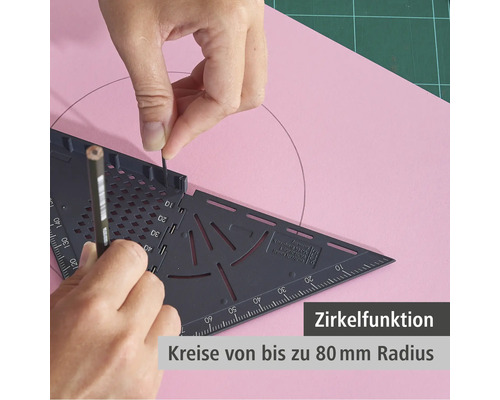 Persoană care desenează un cerc pe hârtie folosind un triunghi și un creion