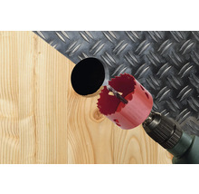 Freza carotieră găurește o scândură de lemn