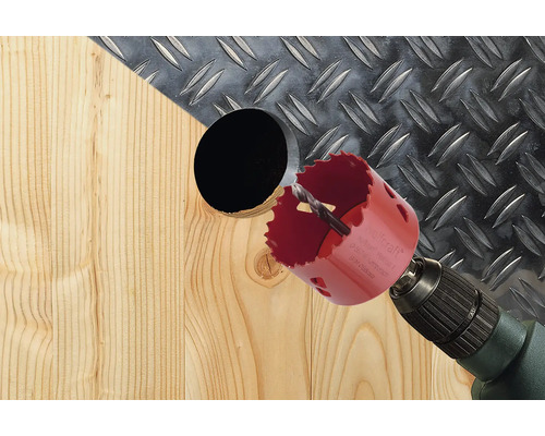 Freza carotieră găurește lemn