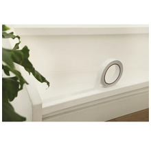 O rolă de bandă adezivă dublu față pe o suprafață.