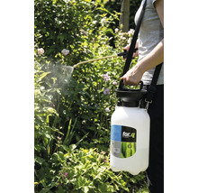 O persoană folosește un pulverizator de grădină for_q pentru a pulveriza plante.