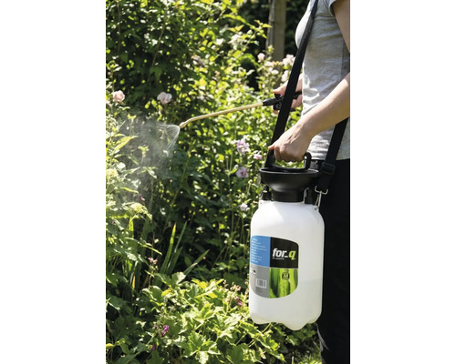O persoană folosește un pulverizator de grădină for_q pentru a pulveriza plante.