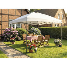 Scenă de grădină cu pavilion, masă de grădină și scaune pe un gazon în fața unei case.