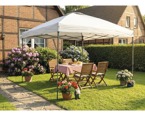 Scenă de grădină cu pavilion, masă de grădină și scaune pe un gazon în fața unei case.