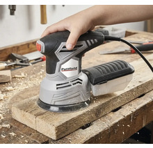 O mână operează un șlefuitor excentric Pattfield pe o scândură de lemn.