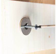 Șurub cu șaibă înșurubat în lemn