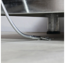 Țeavă metalică cu element de fixare pe podea