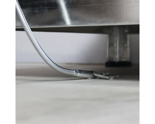 Țeavă metalică cu element de fixare pe podea