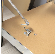 Arbore flexibil cu șuruburi și piulițe pe o suprafață de lucru