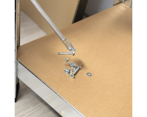 Arbore flexibil cu șuruburi și piulițe pe o suprafață de lucru