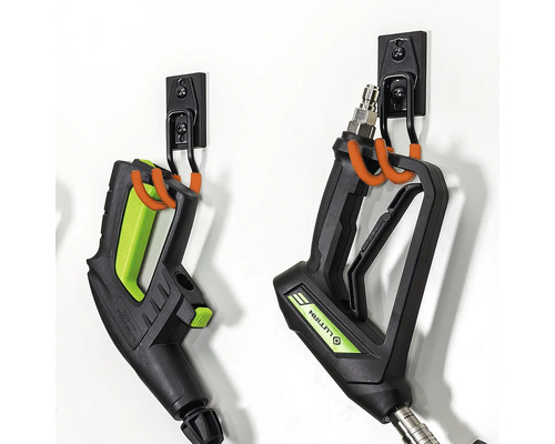 Două pistoale de spălare cu presiune agățate pe suportul de perete.