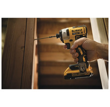 Șurubelniță cu impact cu acumulator DeWalt înșurubând un șurub în lemn