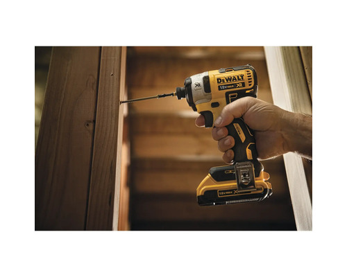 Șurubelniță cu impact cu acumulator DeWalt înșurubând un șurub în lemn