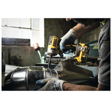 O persoană folosește o șurubelniță cu impact cu acumulator DeWalt pentru a fixa o țeavă metalică.