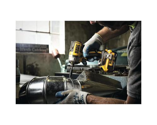 O persoană folosește o șurubelniță cu impact cu acumulator DeWalt pentru a fixa o țeavă metalică.