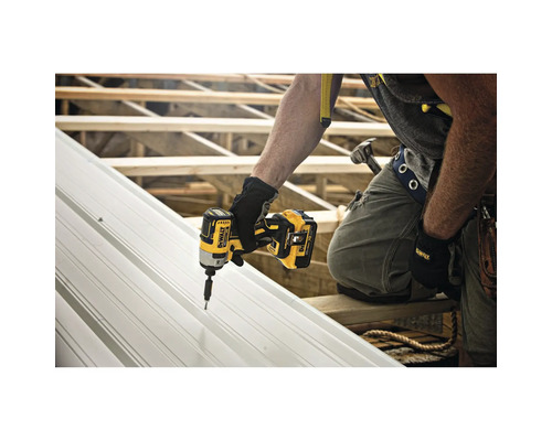 Un meseriaș fixează o placă metalică cu o șurubelniță cu impact cu acumulator Dewalt.