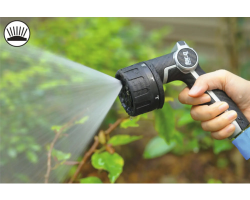 O mână ține un pistol de pulverizare pentru grădină care pulverizează apă