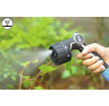 Mână ține pistol de stropit grădina cu jet