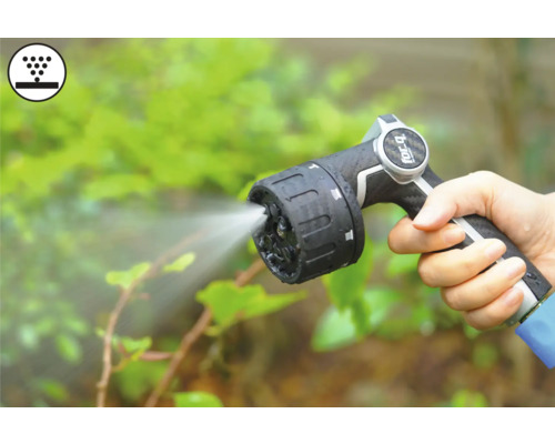 Mână ține pistol de stropit grădina cu jet