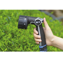 O mână ține un pistol de stropit grădina marca for_q.