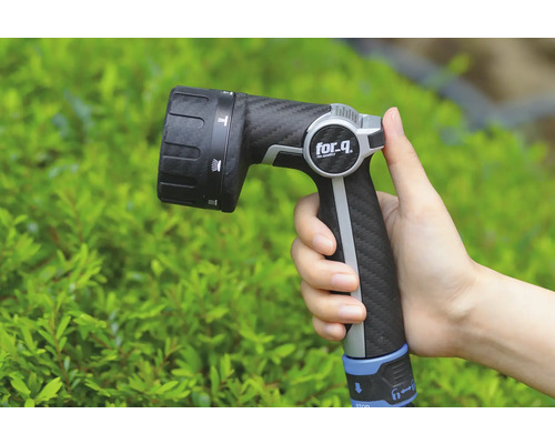 O mână ține un pistol de stropit grădina marca for_q.