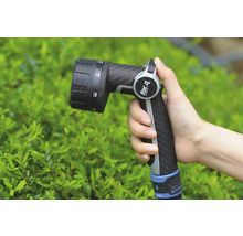 Pistol de stropit pentru furtun de grădină cu diferite tipuri de jet în mână