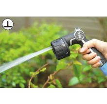 Mână ținând pistol de stropit pentru furtun de grădină cu moduri de pulverizare reglabile.