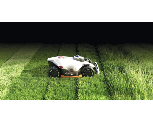 Robot de tuns iarba în funcțiune pe un gazon.