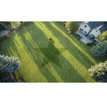 Vedere aeriană a unei grădini cu o mașină de tuns iarba și un model de stea în gazon