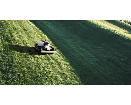 Robot de tuns iarba în funcțiune pe un gazon