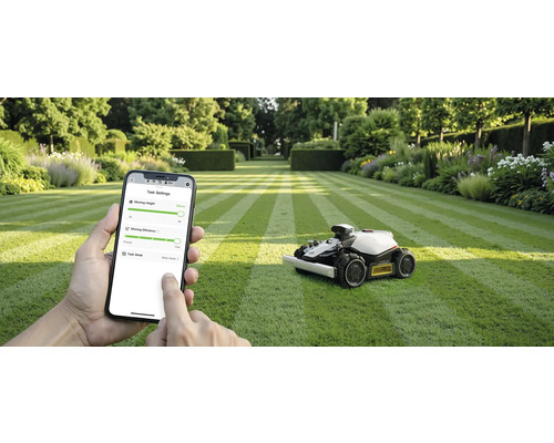 Scenă cu o mașină de tuns iarba robotizată pe un gazon și o persoană care folosește un smartphone pentru a controla dispozitivul